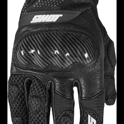 Luvas pretas para motociclista com proteção rígida e marca SHOT