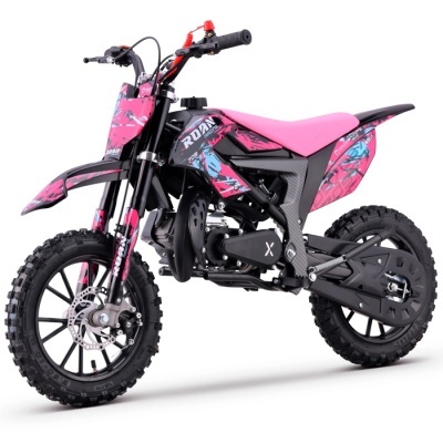 Motocross infantil preto e rosa com detalhes azuis em fundo branco