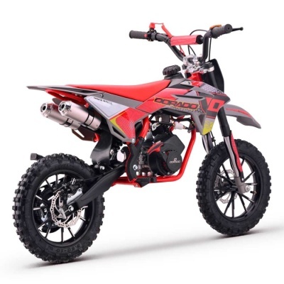 Mini moto off-road vermelha e preta com pneus grossos e escapamentos duplos