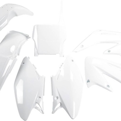 Peças plásticas brancas para mota sobre fundo branco