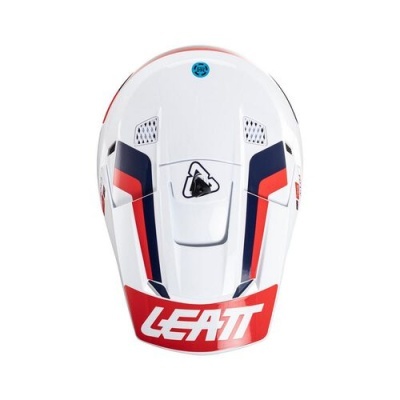 Capacete branco com detalhes vermelhos e azuis e texto LEATT