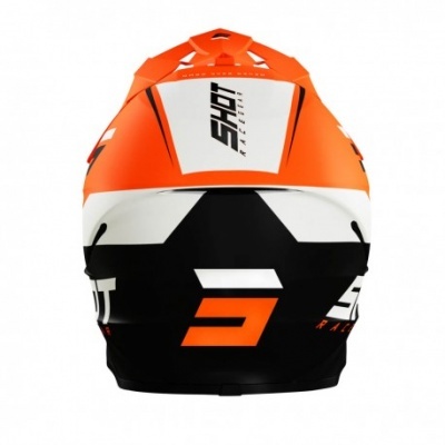 Capacete de motocross laranja, branco e preto com texto e número na parte traseira