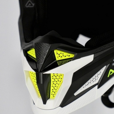 Capacete protector preto, branco e amarelo fluorescente com textura de colmeia