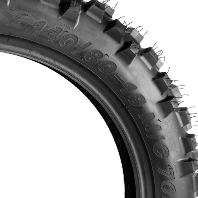 Pneu preto de borracha com texto 140/80-18 M/C 70