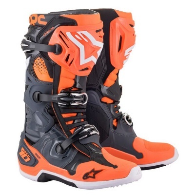 Botas de motocross pretas e laranja com fechos metálicos e logo branco.