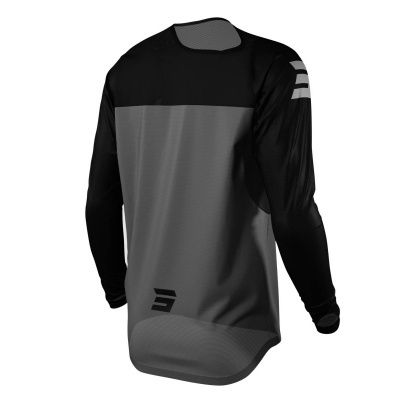 Camisola desportiva preta e cinzenta com manga comprida e riscas brancas no ombro