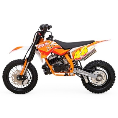 Moto de cross laranja com número 48 e palavra ROAD na decoração