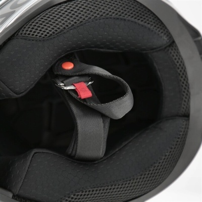 Interior de capacete preto com revestimento acolchoado e tira de proteção ajustável