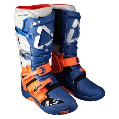 Botas de motocross azuis, brancas, vermelhas e laranja com fechos e inscrições LEATT e 4.5