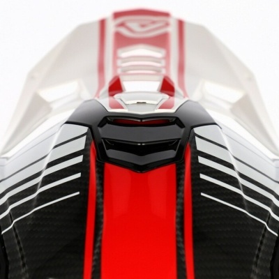 Capacete de motociclismo com padrão vermelho, preto e branco e textura de fibra de carbono