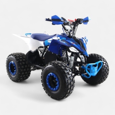 Quadriciclo azul e branco com pneus robustos e proteção frontal azul