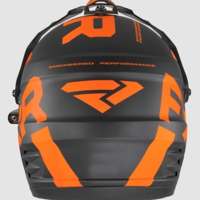 Capacete preto com detalhes laranja e texto ENGINEERED PERFORMANCE