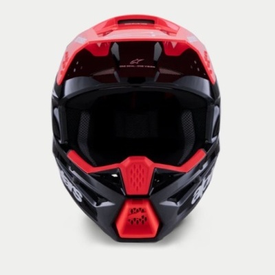 Capacete de motocross vermelho, preto e branco com visor escuro e logo ALPINESTARS