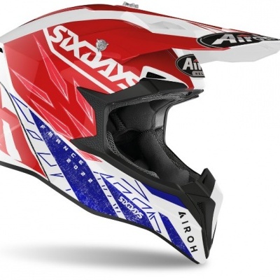Capacete integral motocross vermelho, branco, azul e preto com texto SIXDAYS AIROH