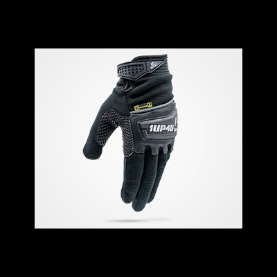 Luva preta com etiqueta 1UP40 e detalhes texturizados