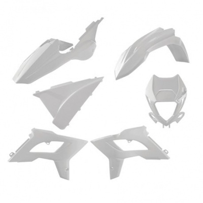 Peças plásticas brancas para motas com formatos angulares.