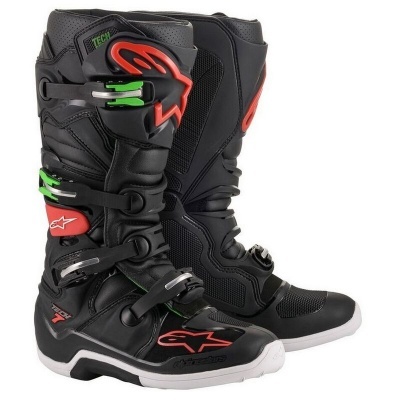 Botas pretas para motocross com detalhes vermelhos, verdes e brancos.