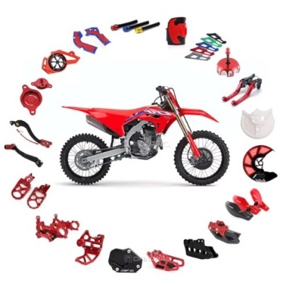 Motocross vermelha com peças ao redor sobre fundo branco