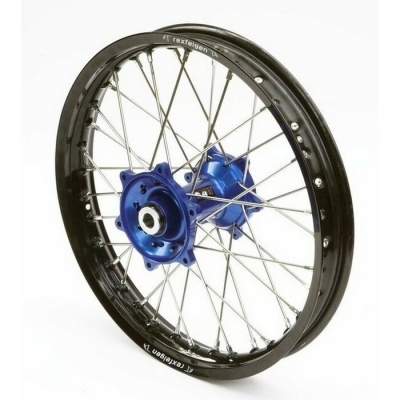 Roda de bicicleta com aro preto e cubo azul