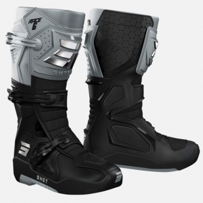 Botas motocross pretas e cinzentas com detalhes e texto 'SHOT'