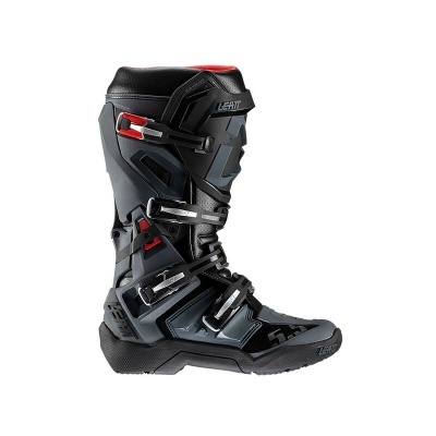 Bota preta de motocross com detalhes cinza e vermelho e fivelas de metal