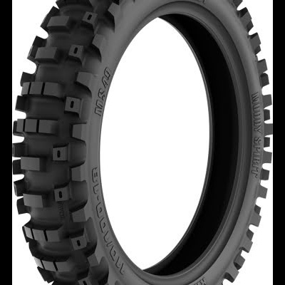 Pneu preto de moto todo-o-terreno com desenho em blocos altos