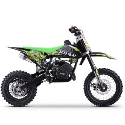 Mota de motocross preta e verde com assento verde e pneus de cravos