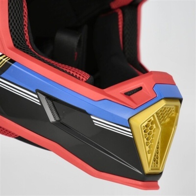 Parte de um capacete colorido com vermelho, preto, azul e amarelo