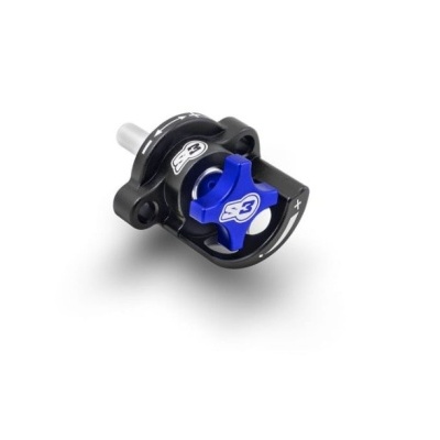 peça mecânica preta e azul com logótipo S3 e parafuso cinzento