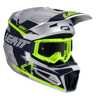 Capacete de motocross cinza com detalhes em verde fluorescente e óculos verdes