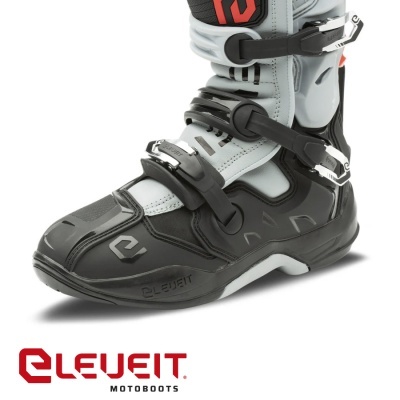Bota de motocross preta e cinza Eleveit com fivelas pretas e detalhe vermelho