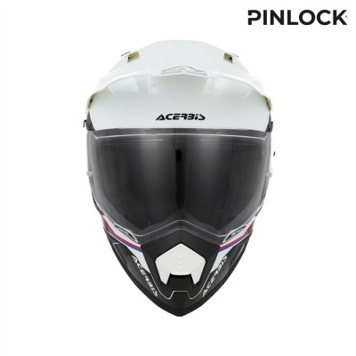 Capacete integral para motociclismo com viseira fumada e detalhes em preto, branco, vermelho e azul.