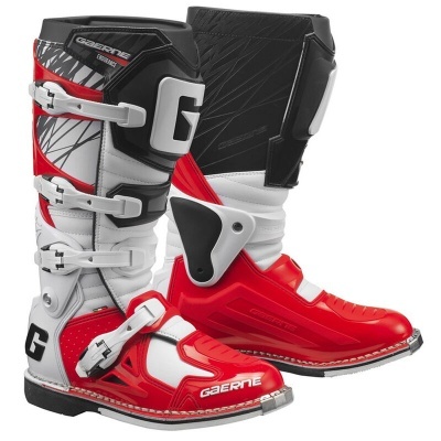 Botas de motocross Gaerne vermelhas, brancas e pretas com quatro fivelas ajustáveis