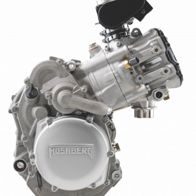 Motor metálico prateado com tampa branca HUSABERG