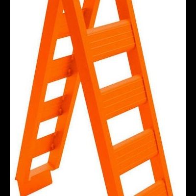 escada laranja de duas faces com cinco degraus