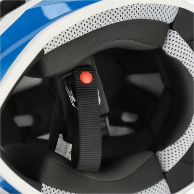 Interior acolchoado de capacete com tira preta e botão vermelho