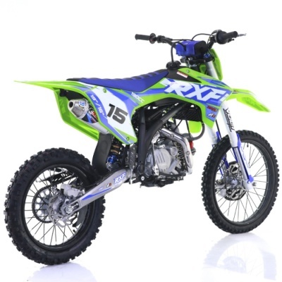 motocross verde azul branco com número 15 e letras RXF em fundo branco
