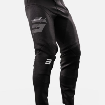 Calças de motociclismo pretas com gráficos cinza e branco, tecidos variados e áreas reforçadas.