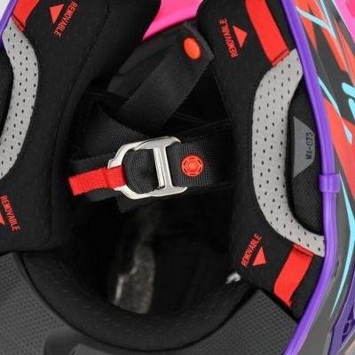 Interior de capacete com almofadas, fivela, texto removível e grafismo colorido