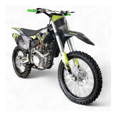 Motocross preta e verde com guiador verde e pneus de tacos sobre fundo branco