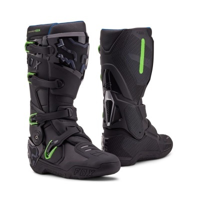 Botas pretas para moto com detalhes verdes e azuis, várias fivelas e proteções reforçadas.