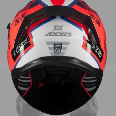 Capacete de motociclista branco, vermelho e azul visto de trás