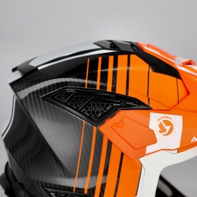 Capacete de motociclismo com fibra de carbono preto e detalhes laranja e branco