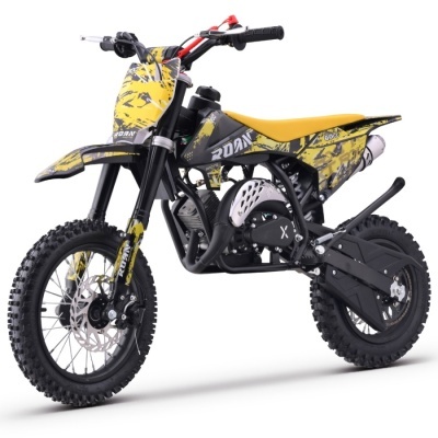 Motocross amarelo e preto com assento amarelo e pneus de trilha sobre fundo branco