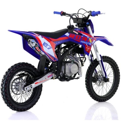 Motocross azul com detalhes vermelhos e brancos, pneus com cravos, assento preto e motor visível