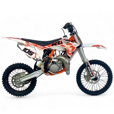 Motocross branco e vermelho com texto ROAN e 105
