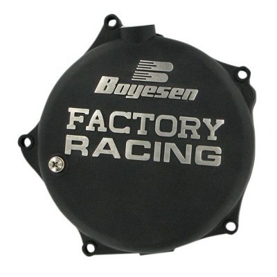 Tampa preta de motor com texto Boyesen FACTORY RACING