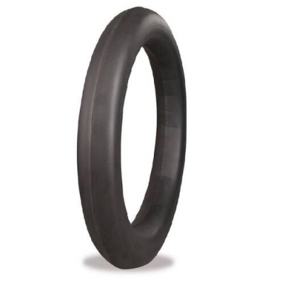 Pneu liso preto de borracha em fundo branco