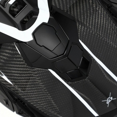 Capacete de motociclismo em fibra de carbono preta com detalhes brancos