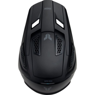 Capacete preto com entradas de ar e textos THOR e M19-X68